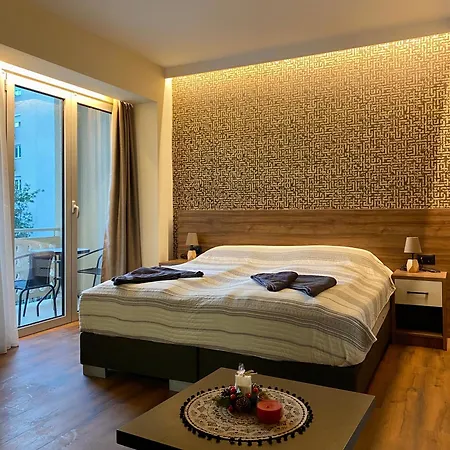 Apartment La *